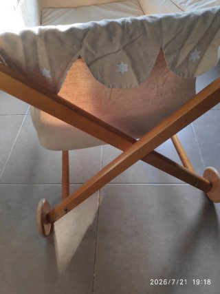 Cuna de madera tijera con ruedas