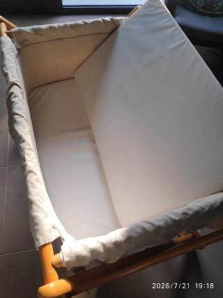 Cuna de madera tijera con ruedas