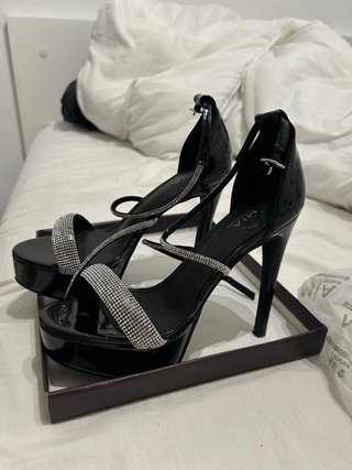 Zapatos de tacón MIA negros y plateados