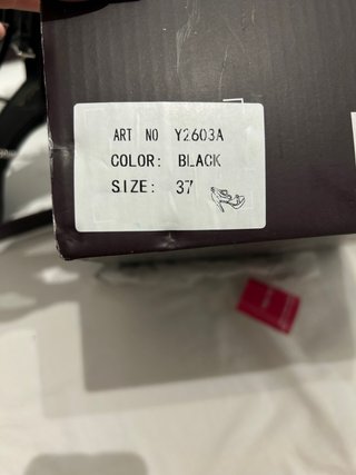 Zapatos de tacón MIA negros y plateados
