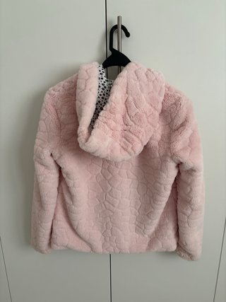 Abrigo rosa con capucha y bolsillos