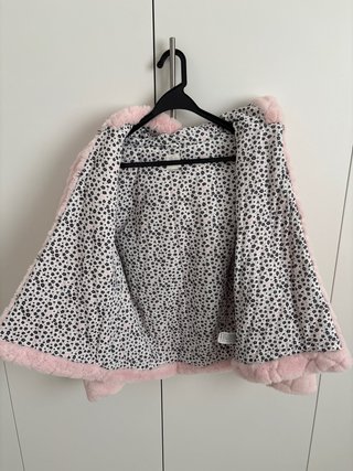 Abrigo rosa con capucha y bolsillos