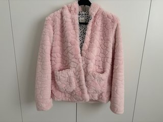 Abrigo rosa con capucha y bolsillos