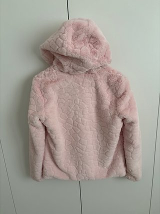 Abrigo rosa con capucha y bolsillos
