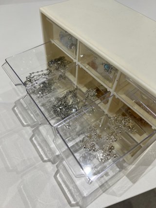 Organizador con joyas incluidas