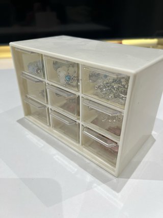Organizador con joyas incluidas
