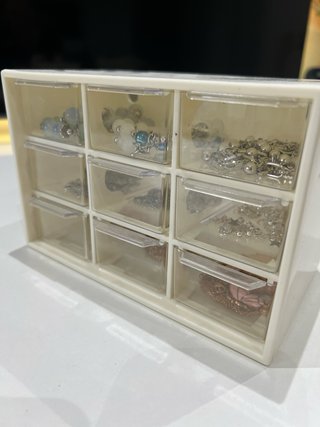 Organizador con joyas incluidas