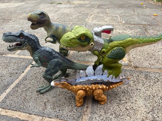 Lote de 4 dinosaurios de juguete
