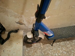 Patinete eléctrico con candado y casco