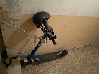 Patinete eléctrico con candado y casco