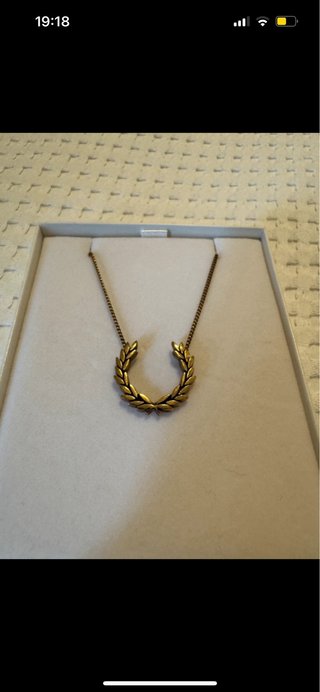 Collar Fred Perry Laurel Wreath Dorado