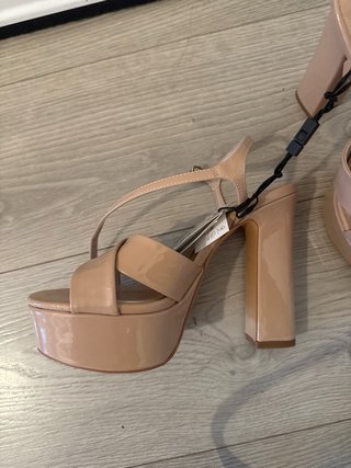 Zapatos de tacón beige nuevos