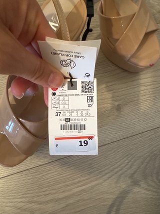 Zapatos de tacón beige nuevos