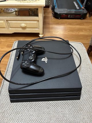 Consola PS4 Pro 1TB + Mando + 4 Juegos