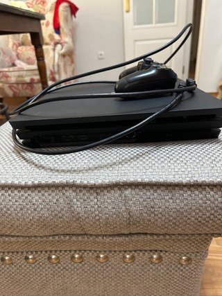 Consola PS4 Pro 1TB + Mando + 4 Juegos