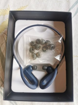 Auriculares deportivos azules con accesorios