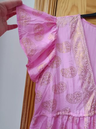Vestido rosa con estampado dorado