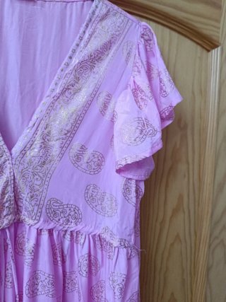 Vestido rosa con estampado dorado