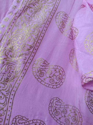 Vestido rosa con estampado dorado