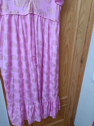 Vestido rosa con estampado dorado
