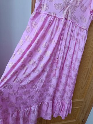 Vestido rosa con estampado dorado