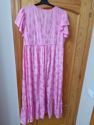 Vestido rosa con estampado dorado