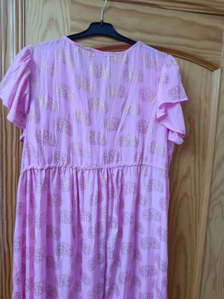 Vestido rosa con estampado dorado