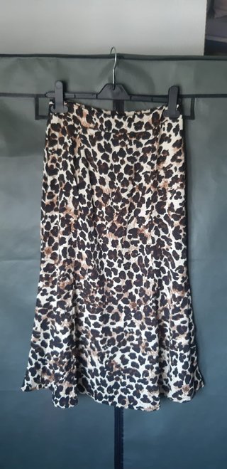 Falda de corte midi. Nueva sin estrenar. Estampad