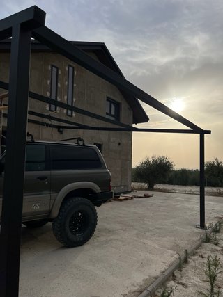 Se hacen trabajos de soldadura