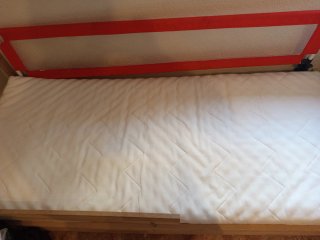 Cama con somier de madera