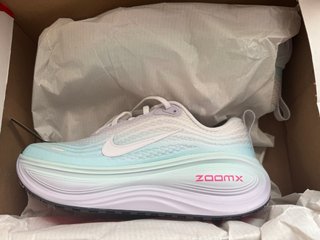 Nike Vomero Plus Mujer Turquesa y Blanco