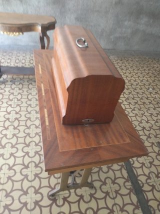 Máquina de coser Alfa de madera y metal