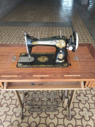 Máquina de coser Alfa de madera y metal