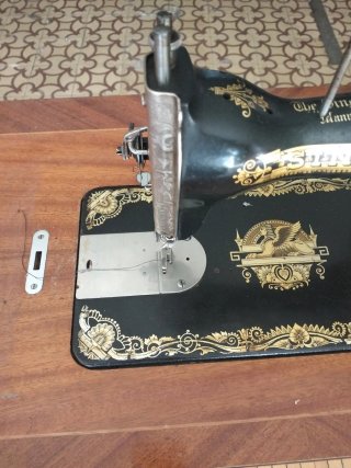 Máquina de coser Alfa de madera y metal