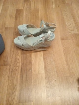 Sandalias de cuña doradas y plateadas