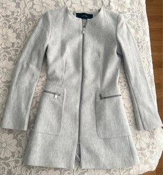 Lote Zara: blazer blanco + abrigo gris elegante |