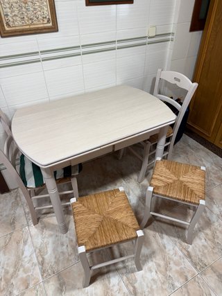 Mesa de cocina con 2 sillas y 2 taburetes