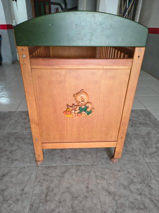 Cuna de madera para bebé con ruedas