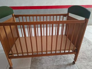 Cuna de madera para bebé con ruedas