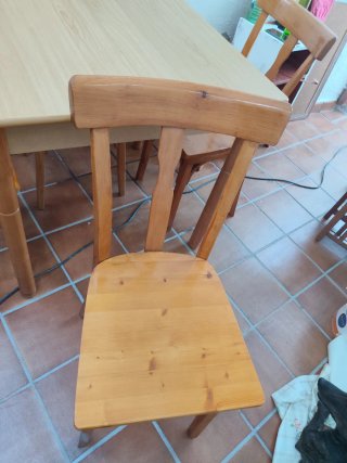 Mesa de madera con 4 sillas