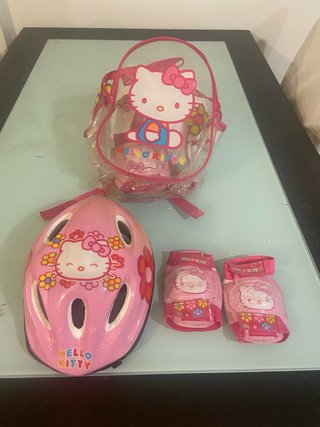 Casco y protecciones Hello Kitty niña