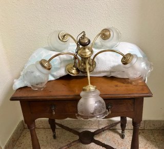 Lámpara de techo dorada con tulipas