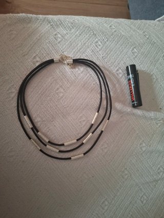 Collar de cuero con detalles plateados