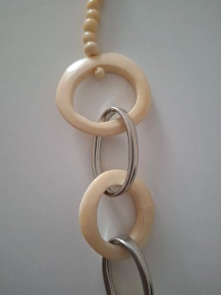 Collar beige y plateado