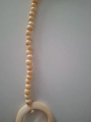 Collar beige y plateado