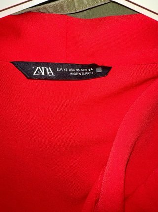Top rojo Zara sin mangas, talla grande como una 38