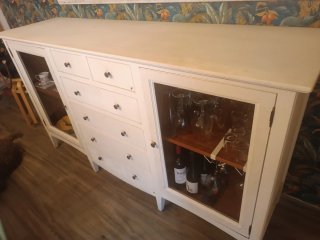 Mueble de salón blanco con vitrina