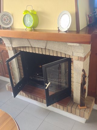 Chimenea de metal dorada y negra
