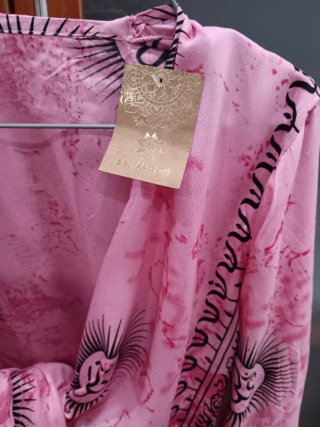 Blusa rosa con volantes y etiqueta