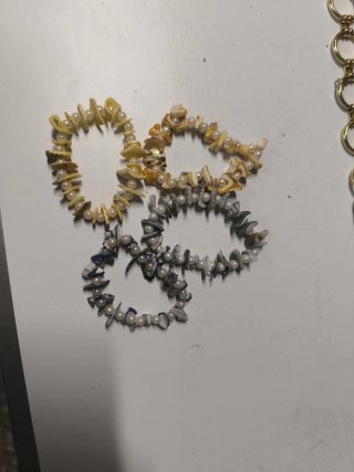 Pulseras de concha y perlas